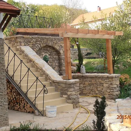 Hegyestu Apartman Monoszlo